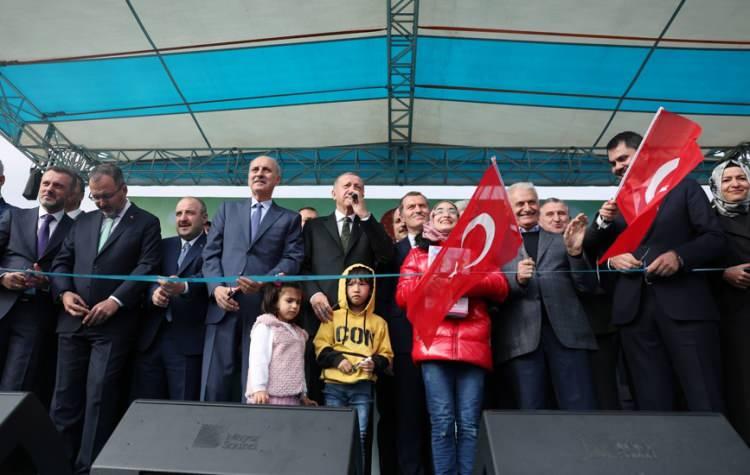 <p>Kazakistan Astana'dan yurda dün akşam geldiğine değinen Erdoğan, "Yakında Özbekistan Semerkant'a gidiyorum. Ardından inşallah Endonezya'da G20 Zirvesi'ne katılacağız. Bizim bu gidişlerimiz birilerinin gidişlerine benzemez. Beştelsiz Millet Bahçemizin ve bünyesindeki tüm tesislerin ilçemize kazandırılmasında emeği geçen başta Çevre Şehircilik Bakanım olmak üzere bütün arkadaşlarımızı, yüklenici firma dahil, kutluyorum. Bu vesileyle milletimizin özellikle millet bahçeleri yatırımlarını AK Parti iktidarıyla tanıdığını da ifade etmek isterim." ifadesini kullandı.</p>