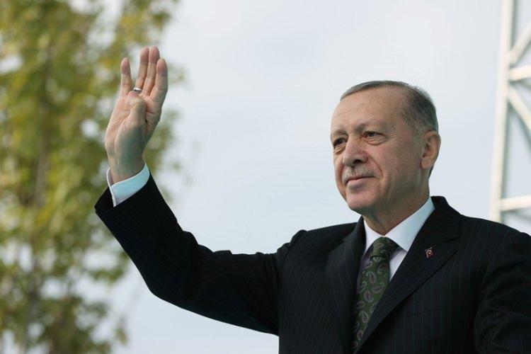 <p> "Bir süredir sizlere hizmet veren Beştelsiz Millet Bahçemizin bugün resmi açılışını yapıyoruz. Millet bahçemizin ilk günden itibaren ilçemiz sakinleri tarafından sahiplenildiğini, özellikle akşamları cıvıl cıvıl bir yaşam alanına dönüştüğünü görüyoruz." dedi.</p>