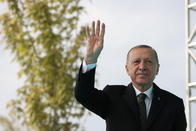 <p>"Şehitlerimizin ve gazilerimizin bize emaneti olan bu vatanı eserlerimizle, hizmetlerimizle, yatırımlarımızla donattığımız gibi yeri geldiğinde kanlarımızla sulamasını da bildiğimizin son örneği 15 Temmuz'dur. Rabb'imden bir daha ülkemize böyle kara geceler yaşatmamasını niyaz ediyorum." diye konuştu.</p>