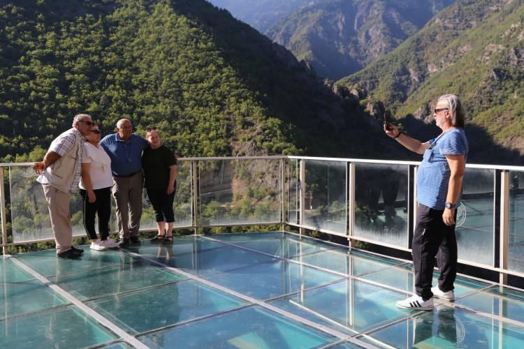 <p>Cam seyir terasının yanı sıra bazalt kayalar da ilgi görüyor. Hatila Vadisi Milli Parkı içerisindeki bazalt kayalıkları turizm noktası olarak ilan edildi. Cam seyir terası ile bazalt kayalıkları arasındaki mesafe yaklaşık bin 200 metre kadar. </p>