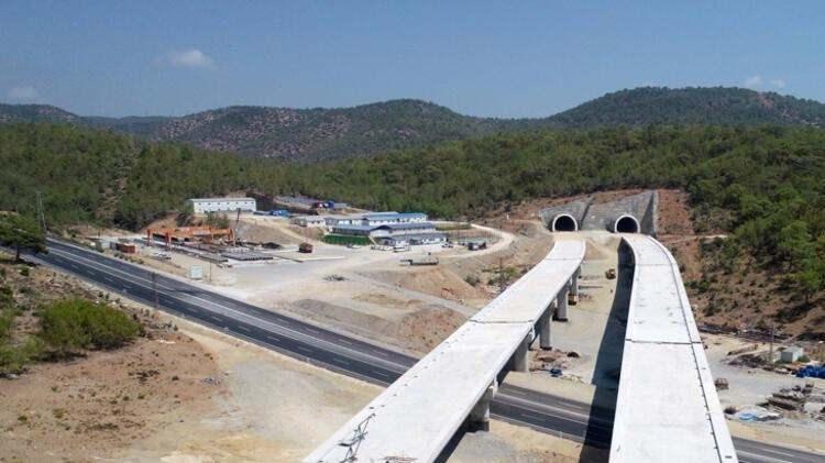 <p>Mersin kısmında 196,5 kilometre yolun bittiğini anımsatan Pehlivan, "Kalan 31,5 kilometreyle ilgili olarak çalışmalar yüklenici firmalar, Karayolları Genel Müdürlüğümüz ve Karayolları Bölge Müdürlüğümüz denetiminde sürdürülüyor. </p>
