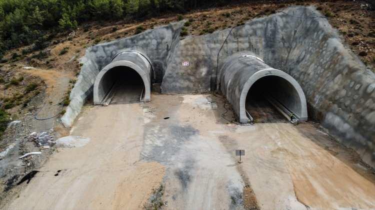 <p>Geriye kalan kısımlarında tamamlanmasıyla iki şehir arasındaki ulaşımın 5 saate kadar düşmesinin beklendiği kaydedildi.</p>