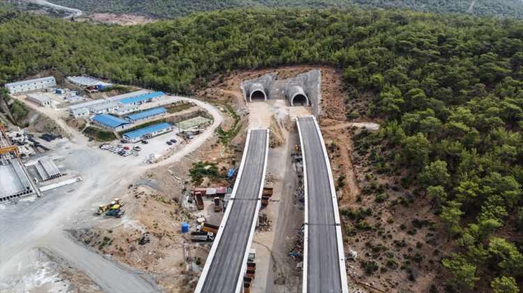 <p> Orada viyadükle geçmek suretiyle altta da akıllı kavşak ve yol bağlantılarıyla orada müthiş rahatlık sağlıyor. 1-2 ay içerisinde orası da trafiğe açılacak.  Bu 3 tünel ve bir viyadükte yolun standartlarının yükselmesine katkı sağlayacak" şeklinde konuştu.</p>
