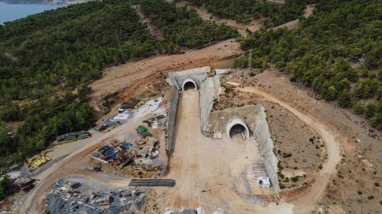 <p> Proje içerisinde 28 tünel var. Bu tünellerin 16'sının inşaatı tamamlandı. 10 tünel vatandaşların hizmetine açıldı. Yine bu projede 16 viyadük var. 16 viyadüğünde 5'i tamamlandı. 2'si hizmete açıldı. </p>