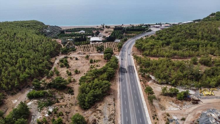 <p>Geçmişte Antalya-Mersin yolu kötü hatıralarla hatırlanmıştır. Şu an son derece modern, elverişli, alt yapı ve üst yapısıyla çok güzel yollar yapılıyor.</p>
