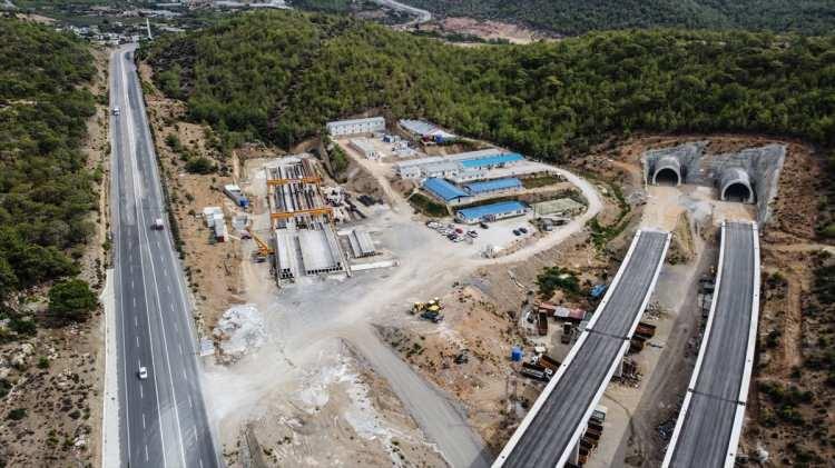 <p> Orada da 7 tünel, 6 viyadük bulunuyor. Yakın zamanda orada şantiye kurulup çalışmalar başlayacak. Birkaç yıl içerisinde yolun tamamı bitirilecek" dedi.</p>
