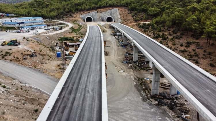 <p>Toplam güzergahı söyledik. Mersin-Antalya arasındaki seyahat süresinin yaklaşık 5 saate inmesi öngörülüyor. Bu da hem zamandan hem yakıttan büyük tasarruf anlamına geliyor" diye konuştu.</p>