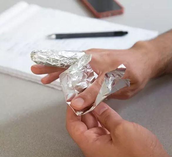 <p><span style="color:#B22222">​<strong>Al&uuml;minyum folyoyu sarmadan &ouml;nce&nbsp;temizleyip, yanık &uuml;zerine merhem s&uuml;rd&uuml;kten sonra yarayı gazlı bezle kapatın.</strong></span></p>
