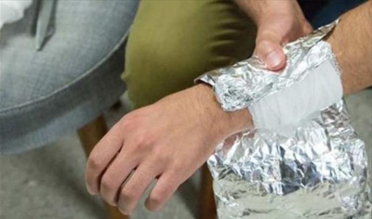 <p><span style="color:#B22222"><strong>​</strong><strong>En az üç veya dört saat ya da gece boyunca sarılı kalan alüminyum folyo bir süre sonra ağrıları dindirdiğini göreceksiniz.</strong></span></p>
