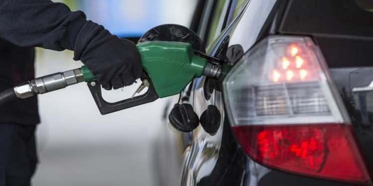 <p>Fiyatlar, zayıf dolar ve ABD'nin ticari ham petrol stoklarındaki artış nedenleriyle dalgalı bir seyir izliyor.</p>