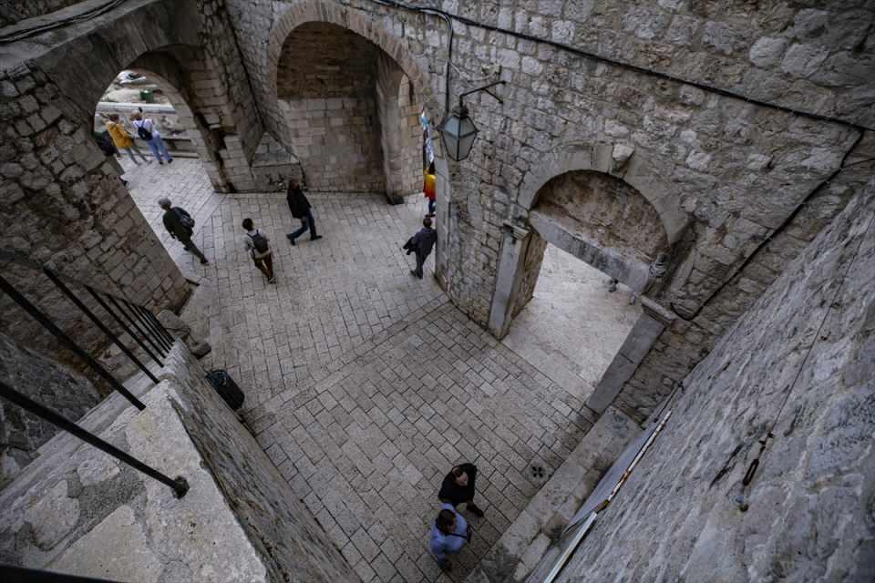<p>Restorasyon çalışmalarıyla yaralarını sarmayı başaran tarihi kent, yılın her mevsiminde dünyanın birçok yerinden gelen binlerce turisti ağırlıyor.</p>
<p> </p>