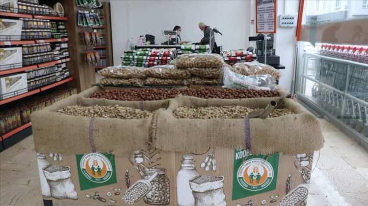 <p>Yüzde 35 ucuza satıyoruz. Ürünün sahibi Et ve Süt Kurumu, sadece 234 noktamıza veriyor. Et için söylenen indirim oranı sanki marketin tüm ürünlerinde bu indirim yapılacak gibi algıya dönüştü.</p>
<p> </p>
<p>Biz yaklaşık 200 üründe rakiplerimizden daha alt fiyat uyguluyoruz. 200’ün üstü var altı yok. Bundan zarar da kar da etmiyoruz. Biz de başa baş noktası hedefl endi. Bizim bu fiyatları daha da aşağı indirme gibi bir gücümüz yok. Ama fiyat seviyesinde yukarı yönlü gidişi disipline etme konusunda görevimiz var ve bunu yerine getirdiğimizi düşünüyoruz. Öte yandan artan cirolardan da müşterilerden hüsnü kabul gördüğümüzü anlıyoruz.”</p>