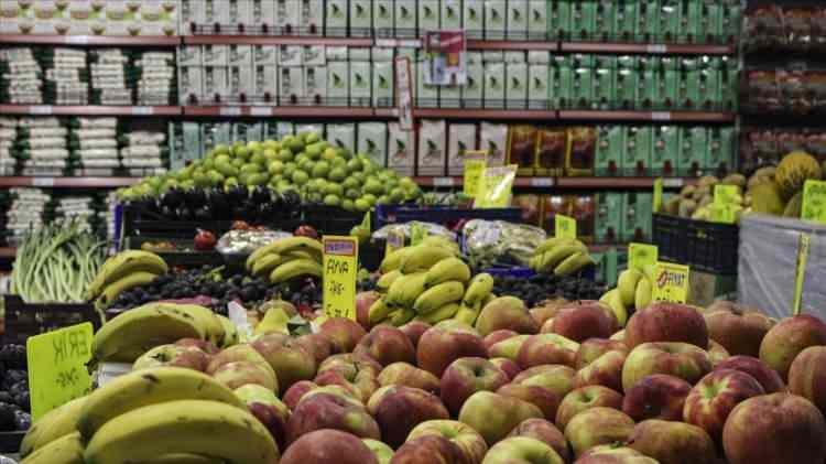 <p><strong>MARKETE 750 MİLYON TL YATIRACAK</strong></p>
<p>Toplantıda verilen bilgilere göre kurumun halihazırda bin 300 satış noktası, 6 fabrikası, 40 deposu ve 7 bin 939 çalışanı bulunuyor. Aydın, bu kapsamda hedefleri ile ilgili, “Yılsonunda satış noktası sayısını bin 863’e çıkarmayı hedefliyoruz. Bu bizim kuruluş yılımız aynı zamanda.</p>
<p> </p>
<p>Geçen yıl 5,2 milyar TL olan ciromuzun bu yıl 12,3 milyar TL’ye çıkmasını bekliyoruz. Çalışan sayısında da yılsonunda 10 binli rakamlara geliriz. Ancak burada önemli bir projemiz daha var. Bin 300 satış noktasını hızlı artırmak çok zor. Onun için arayışlara girdik. O arayışlardan biri de bakkal projesi.</p>