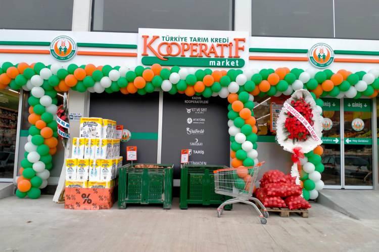 <p>İş ortakları, partnerler ile anlaşma yapacağız, marketinin bir bölümünü bize tahsis edecek. Bizim sattığımız fiyatlar ile satacak biz de ona iskonto uygulayacağız. Bu şekilde yılsonu ya da 2023’ün ilk çeyreğinde satış noktası sayımızı 2 bin 500-3 bin rakamlarına çıkarmayı hedefliyoruz.</p>