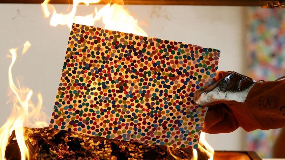 <p>Sanatçının son koleksiyonundaki dijital eserlerin her biri bin 800 sterline satıldı.</p>

<p> </p>
