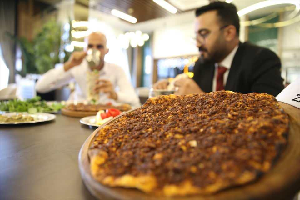 <p>İçerisine sadece organik isotumuz ve frenk suyu dediğimiz domates salçamız var, bunlarla harmanlandığı için organik bir şekilde çok leziz ve lezzetli bir yemek ortaya çıkıyor."</p>

<p> </p>

<p> </p>
