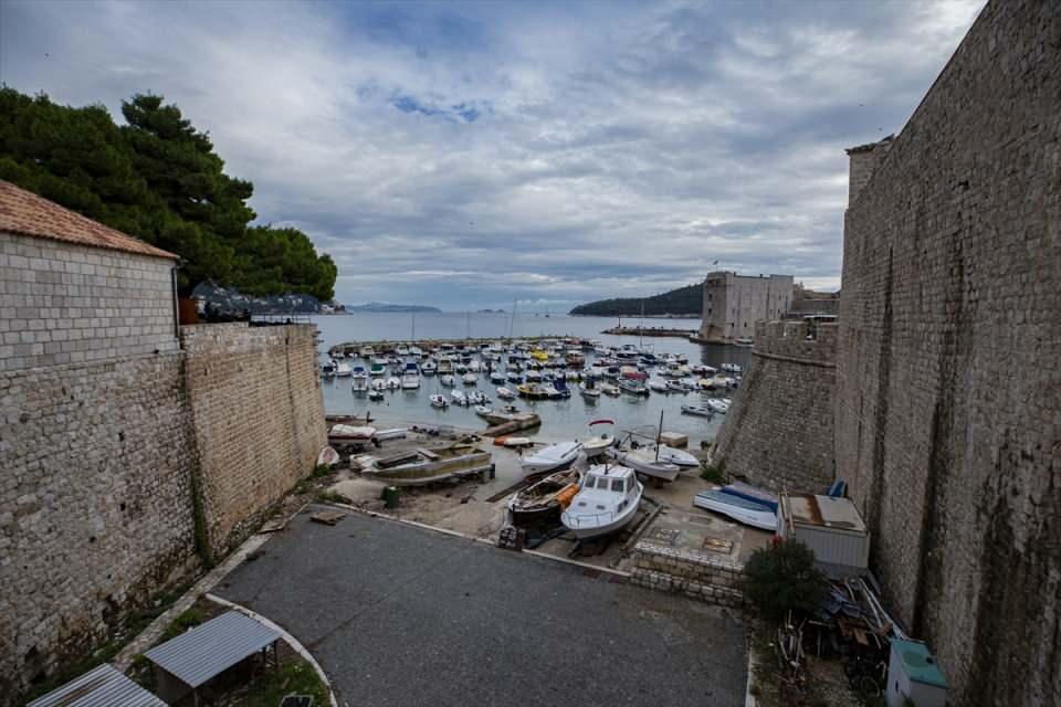 <p><strong>Orta Çağ havası hakim</strong></p>

<p>UNESCO Dünya Mirası Listesi'nde bulunan Dubrovnik, 7'nci yüzyıldan bu yana tarih kayıtlarında yer alan bir kent.</p>
