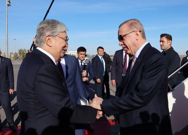 <p>Cumhurbaşkanı Erdoğan'ı, Nursultan Nazarbayev Uluslararası Havalimanı'nda, Kazakistan Cumhurbaşkanı Kasım Cömert Tokayev karşıladı.</p>
