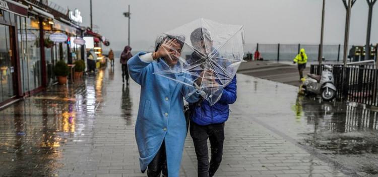 <p>Meteoroloji Genel Müdürlüğü (MGM), İstanbul, Ankara ve İzmir dâhil birçok kentte sağanak yağışların görülebileceğini bildirdi.<br />
<br />
 </p>
