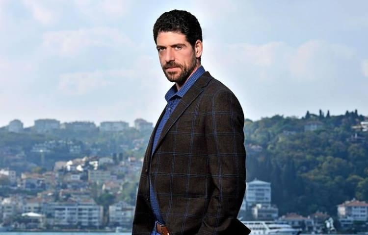 <p><span style="color:#B22222"><strong>OLAYIN GEÇMİŞİ! </strong></span></p>
<p><span style="color:#000000"><strong>Issız Adam ve Romantik Komedi filmleriyle büyük bir çıkış yakalayan oyuncu dün öğlen saatlerinde talihsiz bir kaza geçirdi. </strong></span></p>