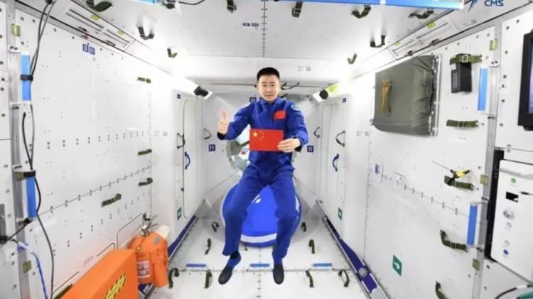 <p>Taykonot Chen Dong, Tiangong uzay istasyonunda Çin bayrağıyla poz veriyor.</p>
