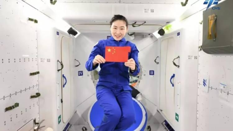 <p>Taykonot Liu Yang, Tiangong uzay istasyonunda Çin bayrağıyla poz veriyor.</p>
