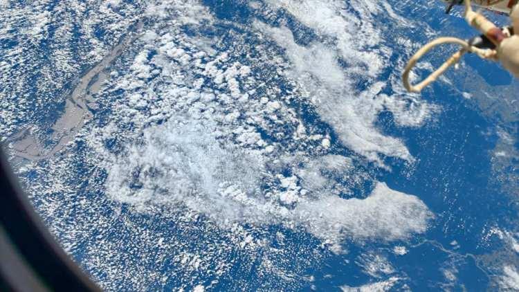<p>Tiangong Uzay İstasyonu'nun penceresinden bulutlar ve deniz manzarası.</p>