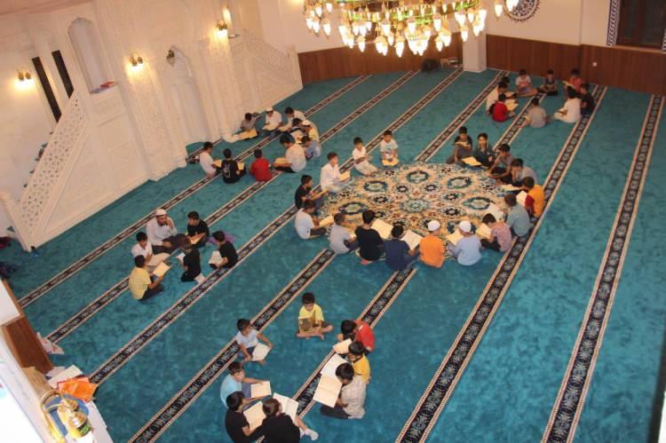 <p>Şırnak’ın Cizre Müftülüğüne bağlı Hacı Ramazan Acar Camisi'ne gelen öğrenciler hem Kur'an-ı Kerim dersleri görüyor, hem de gönüllü öğretmenler ve imam eşliğinde okul ödevlerini yapıyor.</p>
