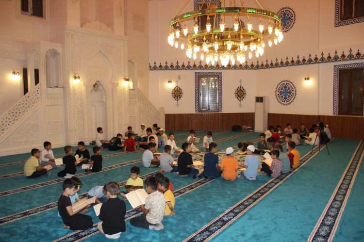 <p>Cizre Müftülüğüne bağlı Cudi Mahallesi’nde bulunan Hacı Ramazan Acar Camisine gelen öğrenciler, Kerim derslerini toplu ve bireysel şekilde yapıyor. </p>
