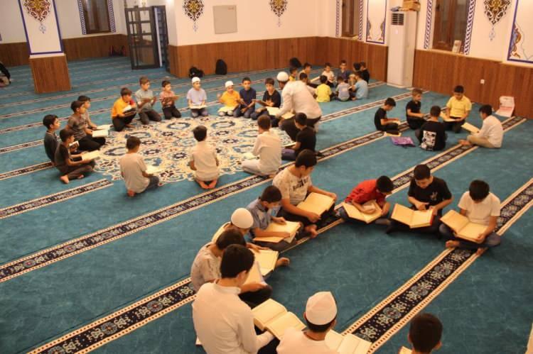 <p>Camiye gelen öğrenciler cemaatle namaz kılma, ezan, tespihat, kitap okuma ve davranışlar üzerinden yapılan çeşitli etkinlikler ile ödüller alıyor.</p>
