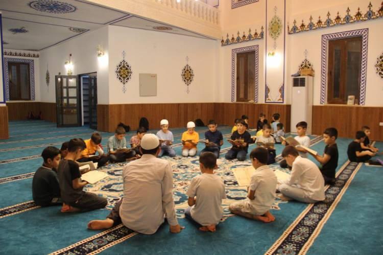 <p>Okul eğitimini yanında Kur’an-ı Kerim eğitimini de bir arada verdiklerini aktaran Turan, “Çoğunlukla çevrede bulunan 5 okuldan gelen öğrencilerimiz var. Akşam namazından önce camiye gelen öğrencilerimizi karşılıyoruz. Akşam namazını çocuklarla cemaatle kıldıktan sonra öğrencilerimize Elifba ve Kur’an-ı Kerim eğitimi veriyoruz. Akşam ile yatsı arası bu derslerimizi öğrencilerle işliyoruz. </p>
