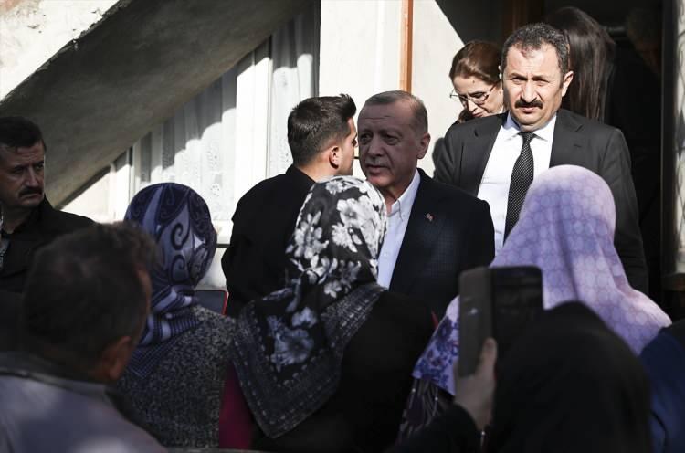<p><strong>ŞEHİT AİLESİNE ZİYARET</strong></p>

<p>Cumhurbaşkanı Recep Tayyip Erdoğan, Türkiye Taşkömürü Kurumu Amasra Müessesesi'ne ait maden ocağındaki patlamada hayatını kaybeden Selçuk Ayvaz’ın Uğurlar köyünde yaşayan ailesine taziye ziyaretinde bulundu.</p>

<p> </p>
