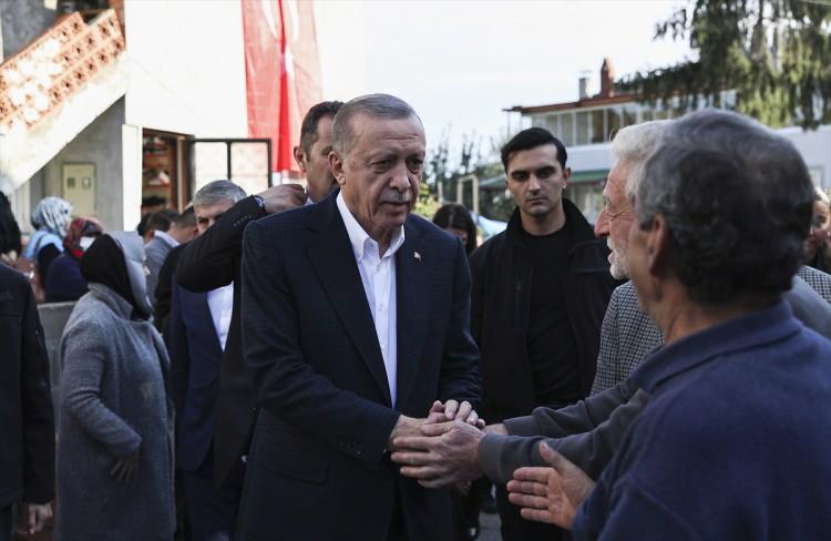 <p>Erdoğan, maden sahasındaki incelemesinin ardından Amasra’ya bağlı Uğurlar köyüne geçti.</p>