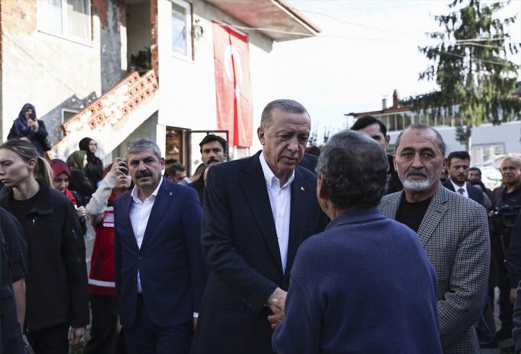 <p>Erdoğan'ın baş sağlığı dilediği maden şehidinin ailesine Kur’an-ı Kerim ve Türk bayrağı takdim edildi.</p>
<p> </p>