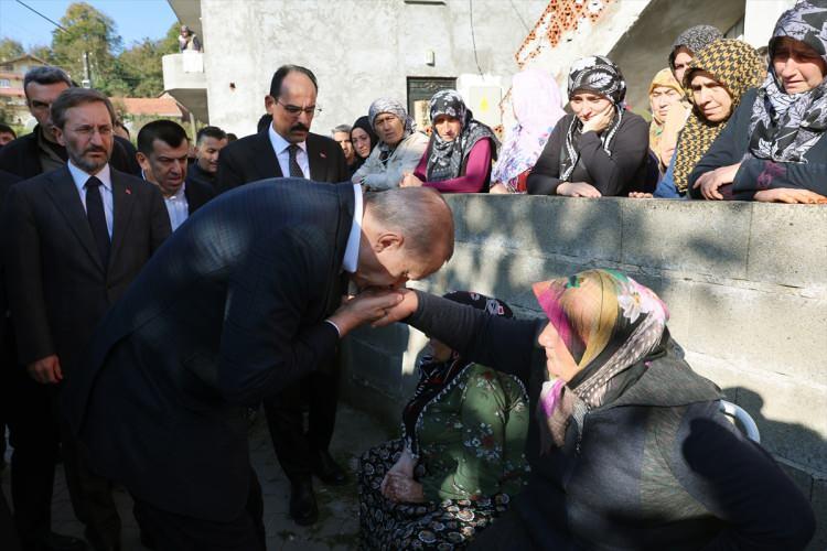 <p>Cumhurbaşkanı Erdoğan, maden ocağındaki patlamada hayatını kaybeden iki çocuk babası 33 yaşındaki Ayvaz’ın annesi Habibe, babası Recep ve kardeşi Suat Ayvaz'a taziyelerini iletti.</p>
<p> </p>
