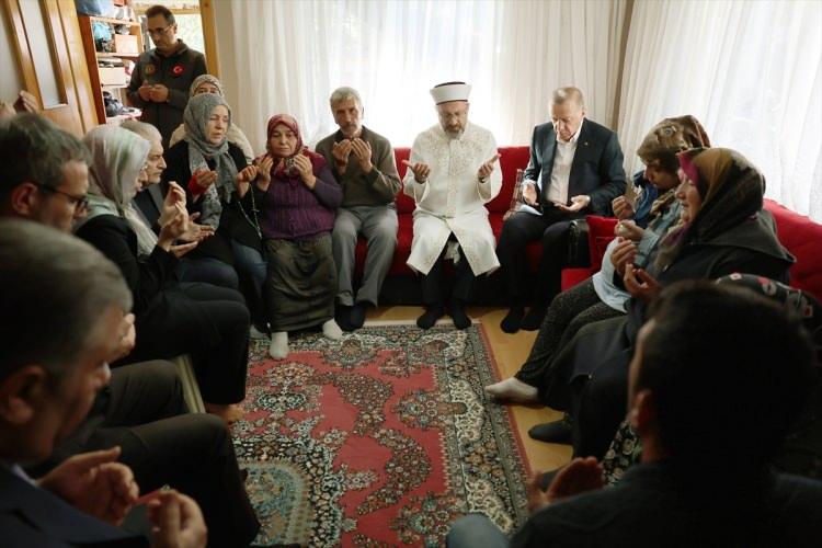 <p>Madenci Ayvaz’ın çocuklarının 3 ve 5 yaşında olduğu, hamile eşi Elif Ayvaz’ın gelecek hafta çarşamba günü üçüncü çocuğunu dünyaya getireceği öğrenildi.</p>

<p> </p>
