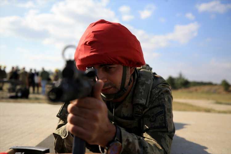 <p> Arızalanan bir askeri araç ise yapılan çalışmayla bölgeden tahliye edildi.</p>