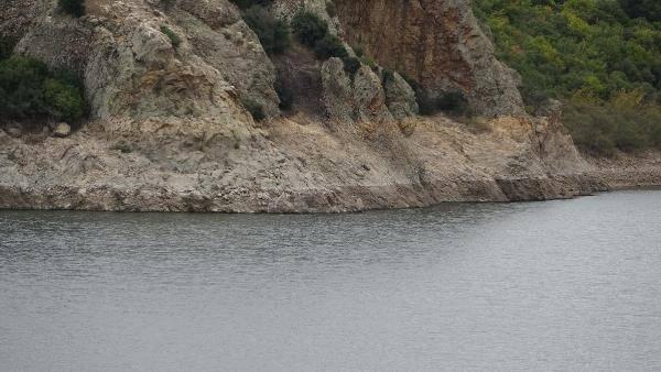<p> İklim değişikliği ve küresel ısınmaya bağlı olarak bu kurak periyotları sık sık yaşamaya başladık. 1-2 yıl iyi yağış aldığımızı düşünsek de akabinde kurak bir periyotla karşı karşıya kalıyoruz. </p>