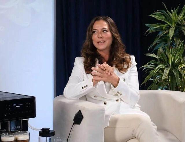 <p><strong>Uslu sözlerine şöyle devam etti: "Yönetmenimiz Kadir İnanır çok kızdı bana. Kendisi karşımda kalpakları takmış, sadece yüzü görünüyor. 'Böyle olur mu?' dedi. 'Ellerini böyle yapma' dedi. Çok sinirlenmiştim. Elimdeki kovayı fırtlattım. O zaman siz bu kıyafetlerle bunu yapın demiştim"</strong></p>