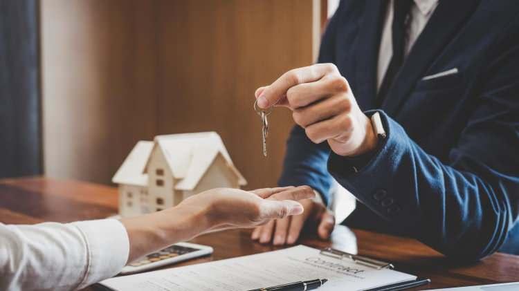 <p>“Bu nedenle eğer ev sahibinin kötü niyetli bir şekilde kiracısını temerrüde düşürüp tahliye etmek istemesi için banka hesabını kapatmak istemesi halinde sulh hukuk mahkemesine başvurarak ‘ödeme yeri tayini’ istenmeli ve kiralar mahkeme tarafından mal sahibi adına açılacak olan bu hesaba yatırılmalı.</p>
<p> </p>
