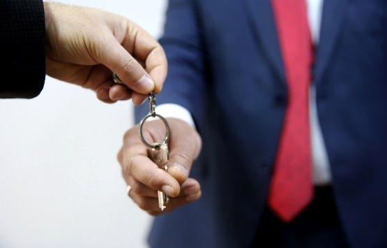 <p>Tahliye taahhütnamesinde belirtilen tarihte kiracının kiralananı boşaltmaması halinde mal sahibi, kiracının tahliye etmesi gereken tarihten itibaren 1 ay içerisinde icra takibi başlatarak tahliye sürecini başlatabilir. 1 ay içerisinde bu işlemin yapılmaması halinde ise tahliye taahhüdü geçerliliğini yitirir.</p>