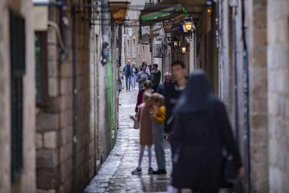 <p>Şehir, dizide anlatılan Orta Dünya'nın en önemli kenti King's Landing'in (Kral Toprakları) çekildiği yer olarak hafızalara kazınırken dizinin en önemli sahnelerinden "utanç yürüyüşü" de kentteki tarihi merdivenlerde kayda alındı.</p>

<p> </p>
