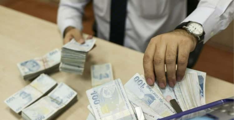 <p><strong>2023 EMEKLİ, MEMUR MAAŞLARI NE KADAR OLACAK?</strong></p>
<p><strong>MEMUR VE EMEKLİNİN TABAN AYLIKLARI</strong></p>
<p><strong>MEMUR</strong></p>
<p>Mevcut: 9.109 TL</p>
<p>Zamlı: 10.827,67 TL</p>
