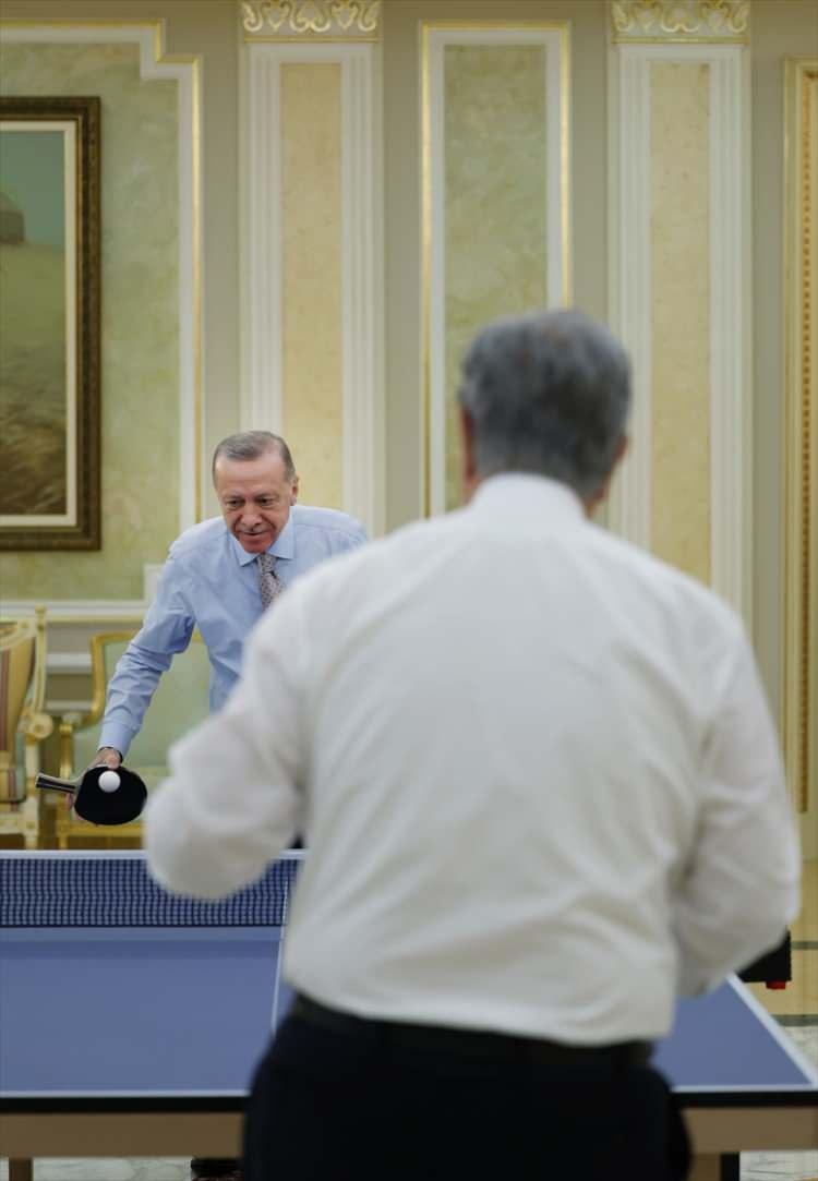 <p>Görüşmeler sonrası Cumhurbaşkanı Erdoğan, Kazakistan Cumhurbaşkanı Tokayev ile masa tenisi oynadı. Renkli anlar objektiflere böyle yansıdı.</p>
