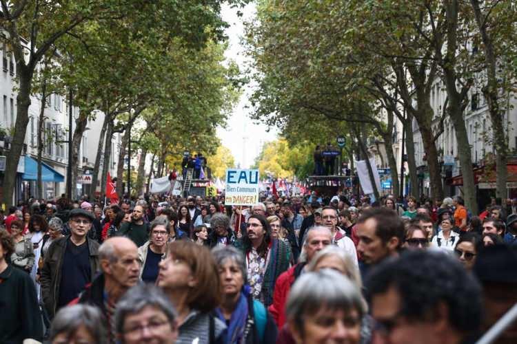 <p>Fransa’da binlerce kişi hayat pahalılığını protesto etmek için sokaklara döküldü.</p>
