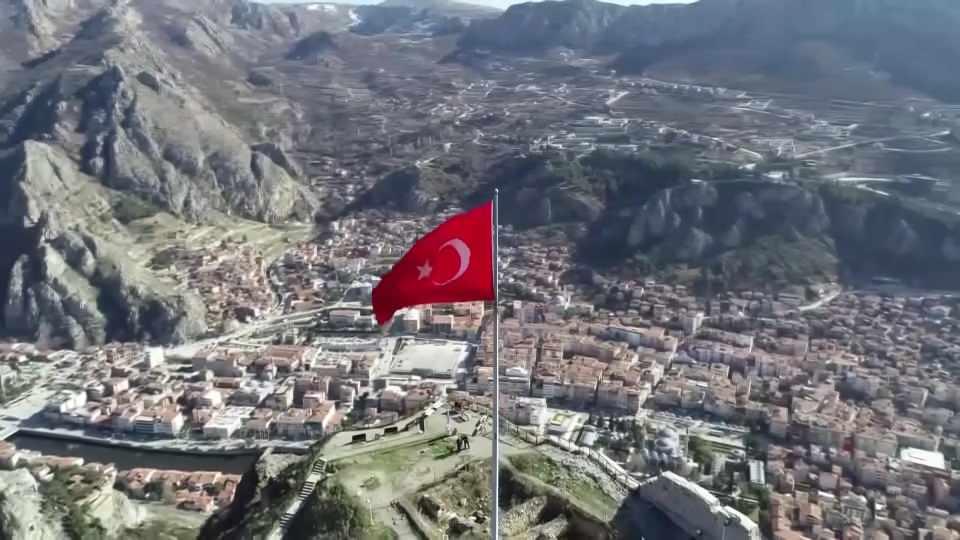 <p> Kıtaların birleşmesine gerek yok. Amasya gönüllerin, sevginin birleştiği bir yer. Amasya aşıklar, yiğitler, padişahlar şehri” diye konuştu.</p>
<p> </p>