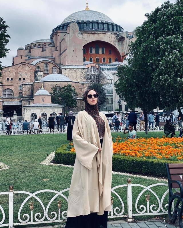 <p><span style="color:#B22222"><strong>"ABLASININ KOPYASI"</strong></span></p>
<p><span style="color:#800080"><strong>Gamze Özçelik'in kardeşi Meltem güzelliğiyle hayran bıraktı, görenler şaştı kaldı, "Ablasının aynısı" yorumları havada uçuştu.</strong></span></p>