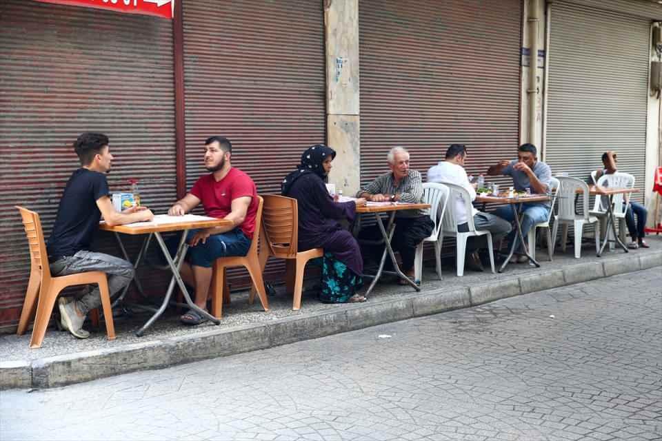 <p>Esnaf Ömer Yıldırım ise tarihi Kazancılar Çarşısı'nda ciğer kebabı yemenin daha lezzetli olduğunu, yurt içi ve dışından birçok müşterilerinin olduğunu kaydetti.</p>
<p> </p>