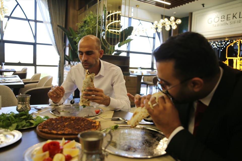 <p>Müşterilerden Muzaffer Demir ise soğanlı lahmacunu daha çok beğendiğini, bu lezzetten hiçbir zaman vazgeçmeyeceğini söyledi.</p>

<p> </p>
