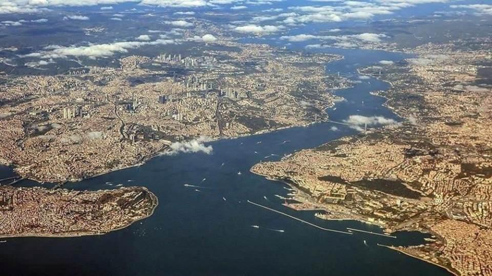 <p>Arsa kurasında hak sahibi olanlar arsa tahsisinin ardından istediği zaman konutunu yapmaya başlayabilir. YANLIŞ</p>
<p>DOĞRUSU:</p>
<p>Müstakil arsalar üzerine; arsa tahsis tarihinden itibaren ilk yıl içerisinde konut inşaatına başlanması, 2. yılda nüve kısmının tamamlanması şarttır. Müşterek arsa için müracaat edenler, tapu senedinin tarihinden itibaren en geç bir yıl içinde konutunu yapmaya başlamaları ve önceden tespit edilen plana göre tüm bloklar için zemin kat taban döşeme seviyesini en geç 2 yıl içinde bitirmeleri şarttır.</p>